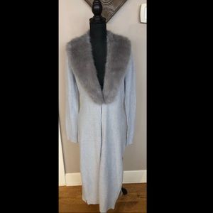 SOFT DUSTER WITH REMOVABLE FAUX-FUR COLLAR